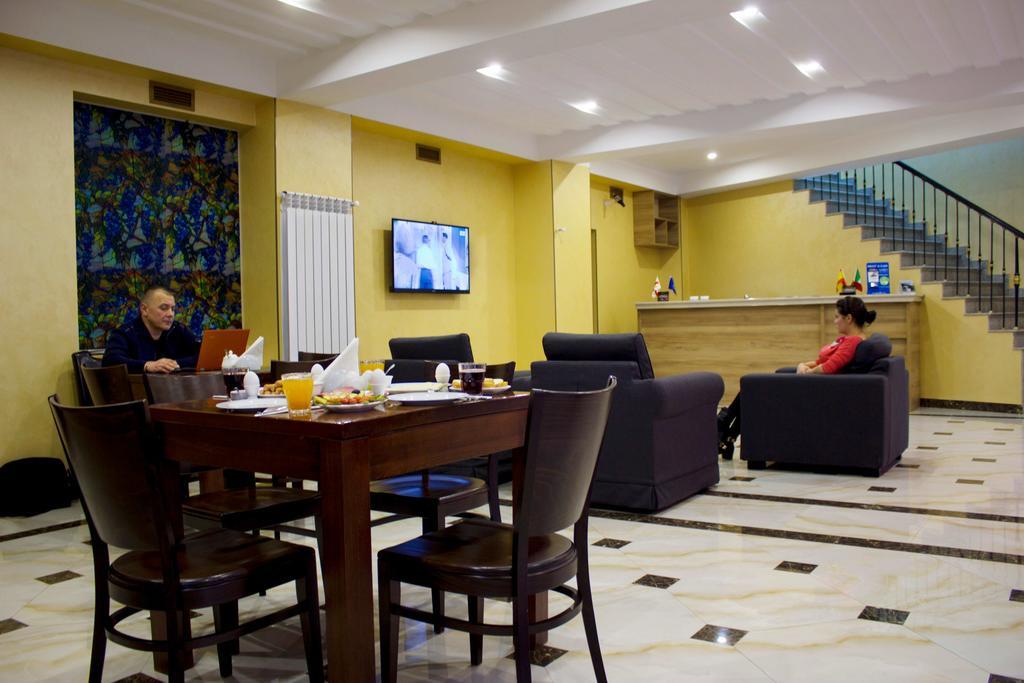 Hotel Feri Тбилиси Екстериор снимка